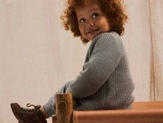 Pige klædt i blågrå cardigan fra Lil atelier 13231613 limestone